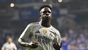Vinicius Junior dari Real Madrid merayakan setelah memberi assist kepada rekannya, Kylian Mbappe, untuk mencetak gol dalam laga La Liga antara Real Oviedo dan Real Madrid di Stadion Carlos Tartiere, Oviedo, Spanyol, Minggu, 24 Agustus 2025. (AP Photo/Miguel Oses)
