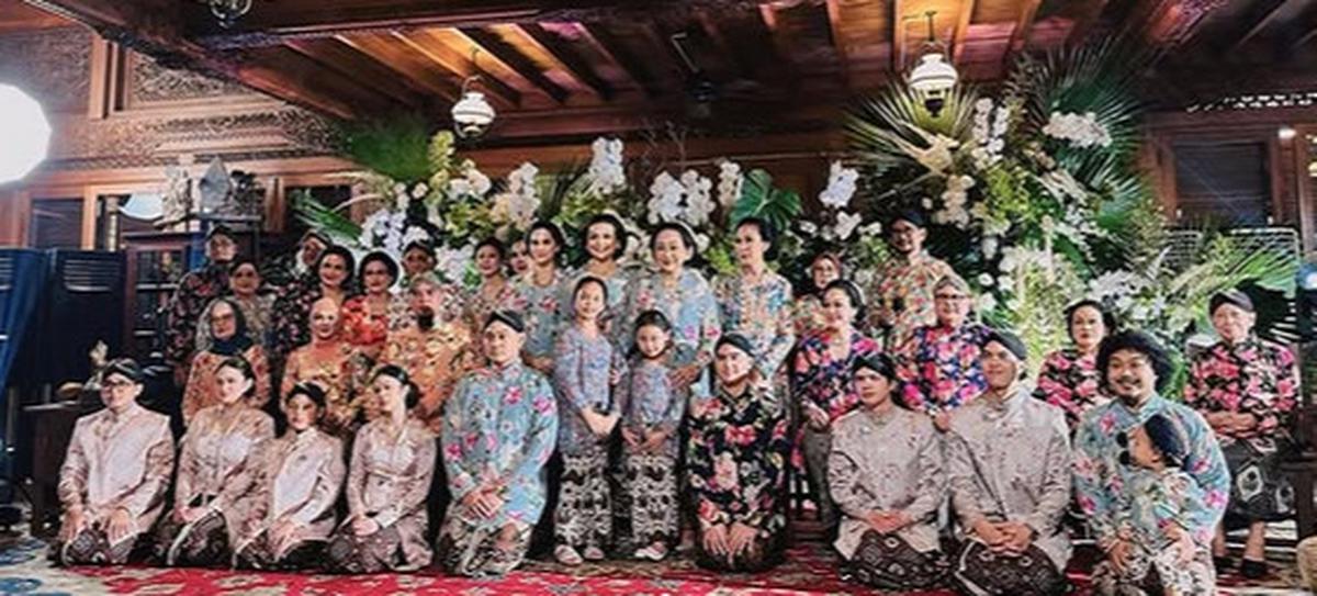 Potret Mulan Jameela Tertunduk saat Foto Sejajar dengan Maia Estianty di Siraman Al Ghazali