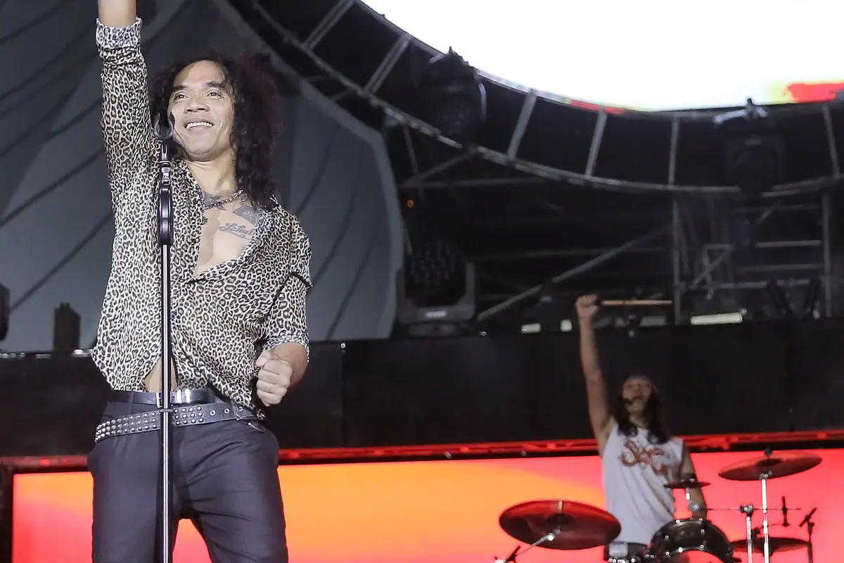 Vokalis Slank, Kaka, dan Bimim (kanan) dalam konser HUT ke-35 Slank Indonesia Now di GBK, Minggu (23/12). (Bambang Eros/Fimela)