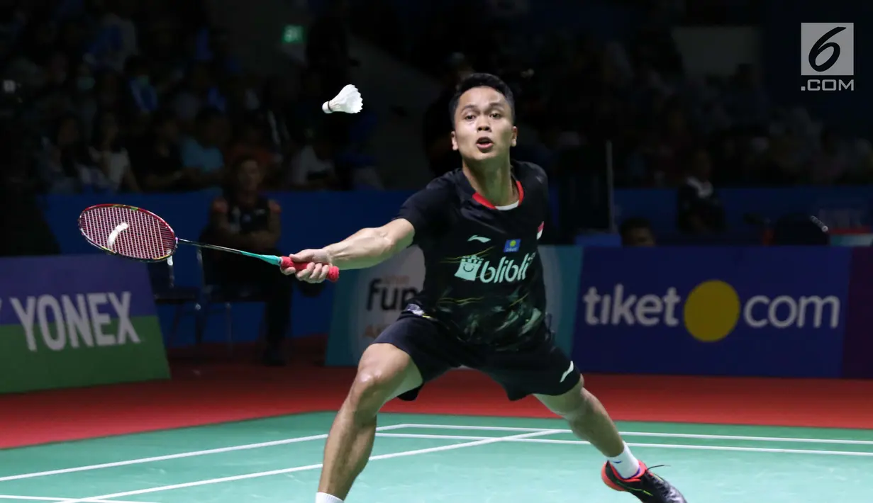 Pebulu tangkis unggulan ketujuh tunggal putra Indonesia Open 2019, Anthony Sinisuka Ginting saat melawan Kantaphon Wangcharoen (Thailand) di babak 16 besar Indonesia Open 2019 di Istora Senayan, Jakarta, Kamis (18/7/2019). Anthony kalah 20-22, 21-11, 19-21. (Liputan6.com/Helmi Fithriansyah)