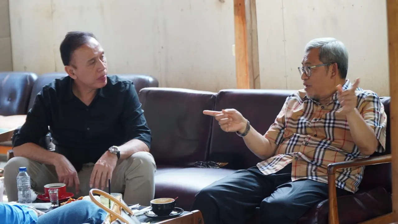 Wakil Ketua Dewan Pembina Partai Gerindra Mochamad Iriawan atau yang akrab disapa Iwan Bule (kiri) bertemu dengan mantan Gubernur Jawa Barat Ahmad Heryawan (kang Aher) (Istimewa)