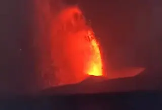 Anak Krakatau Erupsi Lagi (Tangkapan Layar Video akun TikTok GRGarage)