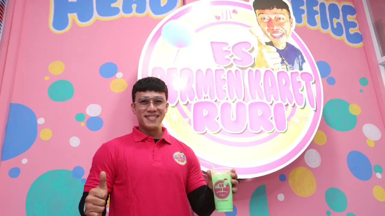 Ruri Repvblik membuka bisnis baru Es Permen Karet