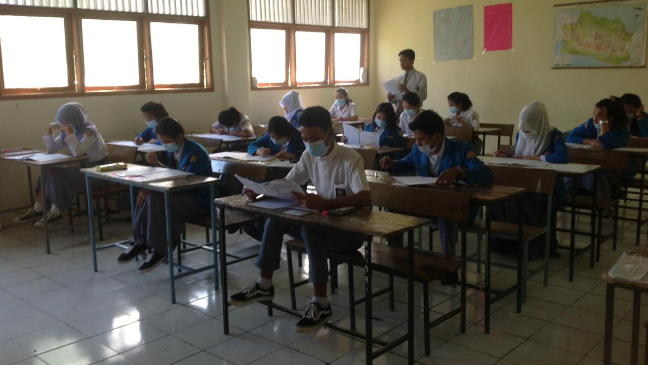 Sekolah Dekat Kandang Sapi, Siswa di Bogor Ujian Pakai Masker
