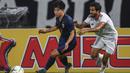 Pemain Thailand, Ekanit Panya (kiri) berebut bola dengan pemain Uni Emirat Arab, Mohamed Saleh Al Menhali pada laga kualifikasi Piala Dunia 2022 Qatar di Bangkok, Thailand (15/10/2019). Ekanit Panya menjadi pemain kedua Thailand yang berlaga di Meiji Yasuda J1 League musim 2023 bergabung dengan Supachok Sarachat yang bermain di Hokkaido Consadole Sapporo. (AFP/Chalinee Thirasupa)