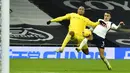 Pemain Fulham Kenny Tete (kiri) berebut bola dengan pemain Tottenham Hotspur Sergio Reguilon pada pertandingan Liga Inggris di Stadion Tottenham Hotspur, London, Inggris, Rabu (13/1/2021). Pertandingan berakhir dengan skor 1-1. (Glyn Kirk / Pool via AP)