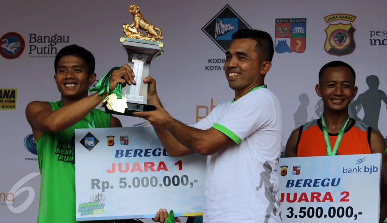 Komandan Kodim 0606/Kota Bogor, Letkol Inf Mukhamad Albar ketika menyerahkan piala bergilir kepada Juara 1 kategori beregu lomba lari massal Bogor Heritage Run 2016 , Minggu (25/9). (Liputan6.com/Helmi Afandi)