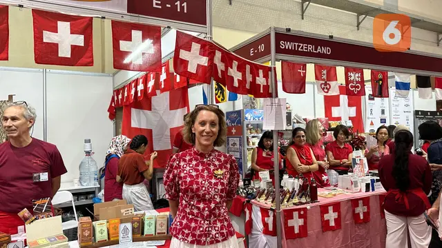 Istri Duta Besar Switzerland untuk Indonesia Frederique Zehnder-Merot berpartisipasi dalam acara bazar amal WIC 2024 di Jakarta, Rabu (13/11/2024). (Liputan6.com/Benedikta Miranti)
