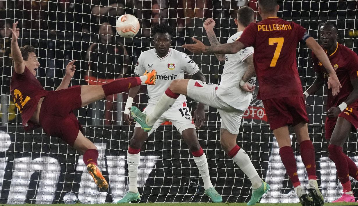 Pemain AS Roma, Edoardo Bove (kiri) berusaha mencetak gol ke gawang Juventus pada laga leg pertama semifinal Liga Europa 2022/2023 di Olympic Stadium, Roma, Jumat (12/05/2023) WIB. Pertandingan dimenangkan oleh AS Roma dengan skor 1-0. (AP Photo/Gregorio Borgia)