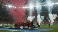 Pemain Liverpool berselebrasi saat merayakan juara Piala Super Eropa 2019 setelah mengalahkan Chelsea di Besiktas Park, di Istanbul (15/8/2019). Liverpool menang adu penalti atas Chelsea 5-4 (2-2). (AP Photo/Lefteris Pitarakis)