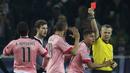 Pemain Juventus, Hernanes menerima kartu merah pada laga Liga Champions melawan Gladbach di Stadion Borussia Park, Jerman, Selasa (3/11/2015). Kedua tim bermain imbang 1-1. (Reuters/Ina Fassbender)
