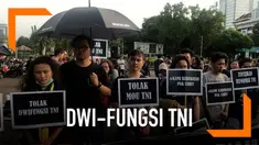 Puluhan orang dari Koalisi Masyarakat Sipil dan Aksi Kamisan, berunjuk rasa di depan Istana Negara, Jakarta. Mereka menolak rencana TNI menempatkan perwira aktif di jabatan-jabatan sipil di pemerintahan. Itu bagian dari restrukturisasi dan reorganisa...