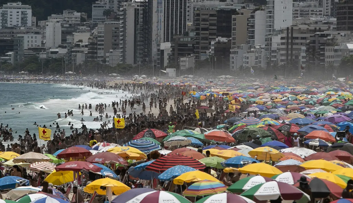 Ribuan orang memadati Pantai Ipanema, meskipun ada pembatasan sosial ketat untuk menekan penyebaran Covid-19, di Rio de Janeiro, Brasil, Minggu (24/1/2021). Brasil telah mencatat lebih dari 200.000 kematian terkait Covid-19, angka tertinggi kedua di dunia setelah AS. (AP Photo/Bruna Prado)
