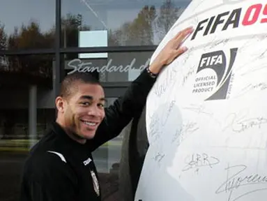 Standard&#039;s player Oguchi Onyewu signed a giant soccer ball, Wednesday 29 October 2008, in front of the Academie Robert Louis Dreyfus, in Angleur. BELGIA PHOTO HAND OUT