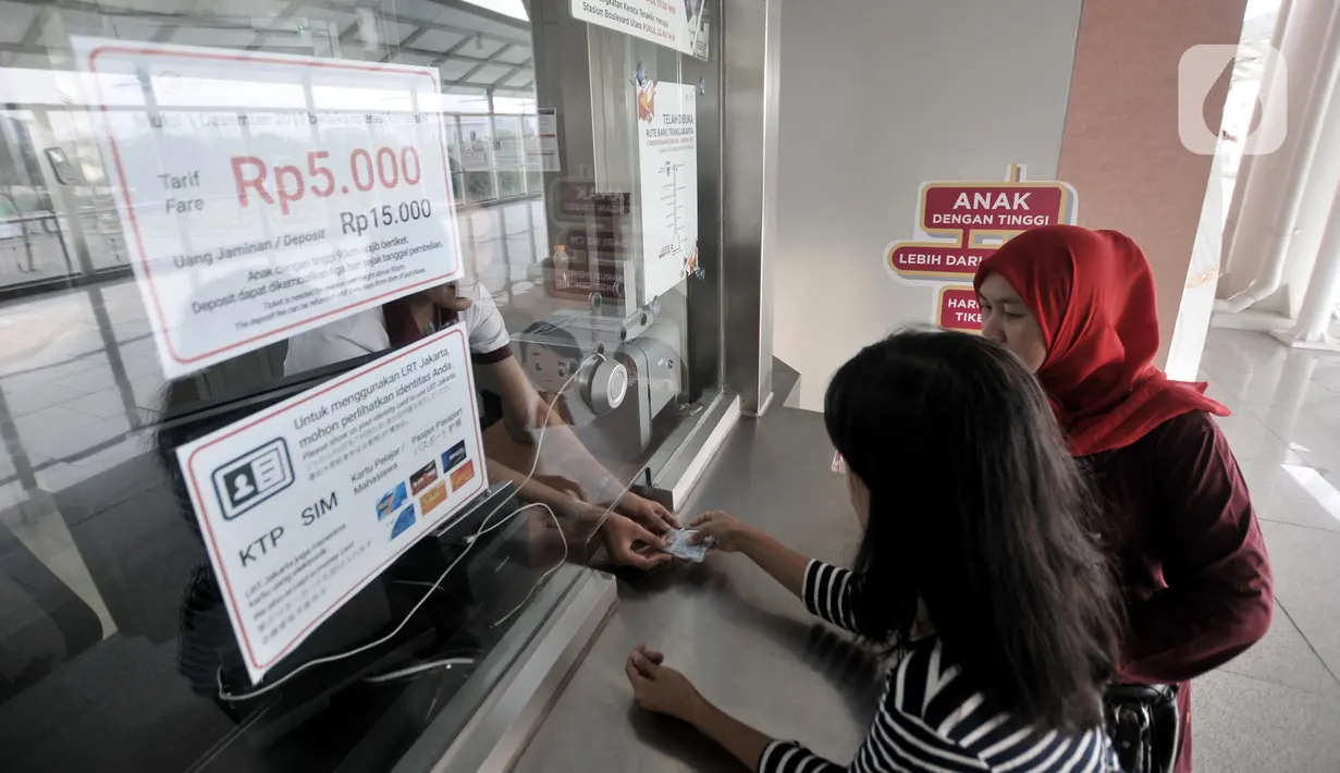 Penumpang melakukan pembelian di loket tiket Stasiun Velodrome, Rawamangun, Jakarta, Rabu (27/11/2019). Moda transportasi massal Light Rail Transit atau LRT Jakarta akan beroperasi komersial per 1 Desember 2019 dengan tarif yang ditetapkan Rp5.000 untuk sekali perjalanan (merdeka.com/Iqbal Nugroho)