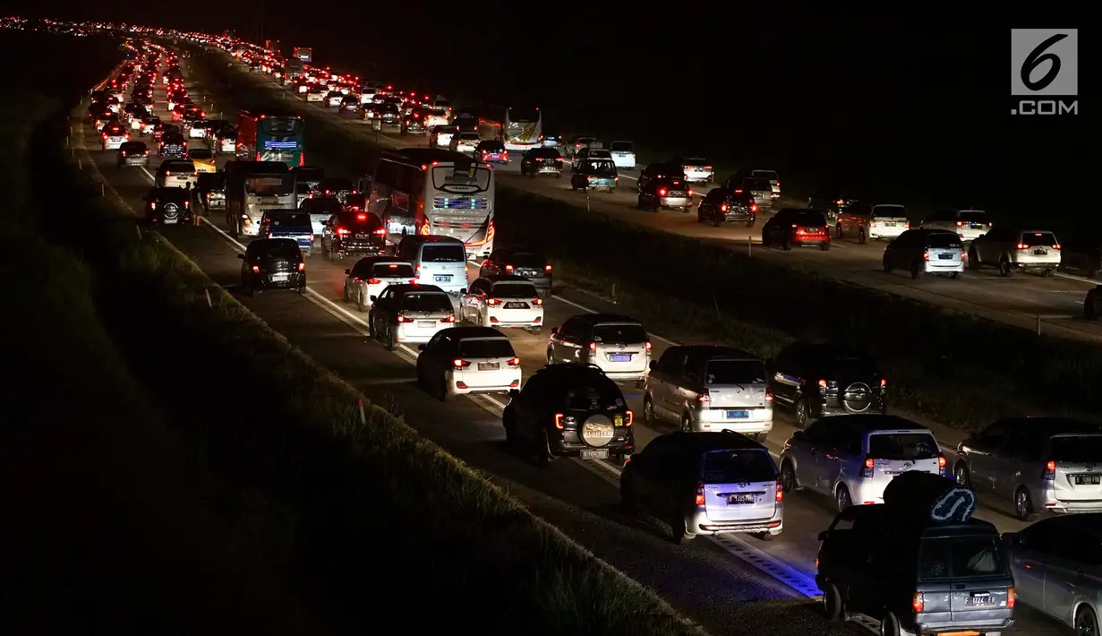Kendaraan pemudik memadati Tol Cipali arah Cikampek di Jawa Barat, Sabtu (8/6/2019). Menjelang berakhirnya libur lebaran, ruas jalan tol menuju Jakarta pada H+3 semakin dipadati pemudik dan diperkirakan merupakan puncak arus balik 2019. (Liputan6.com/Immanuel Antonius)