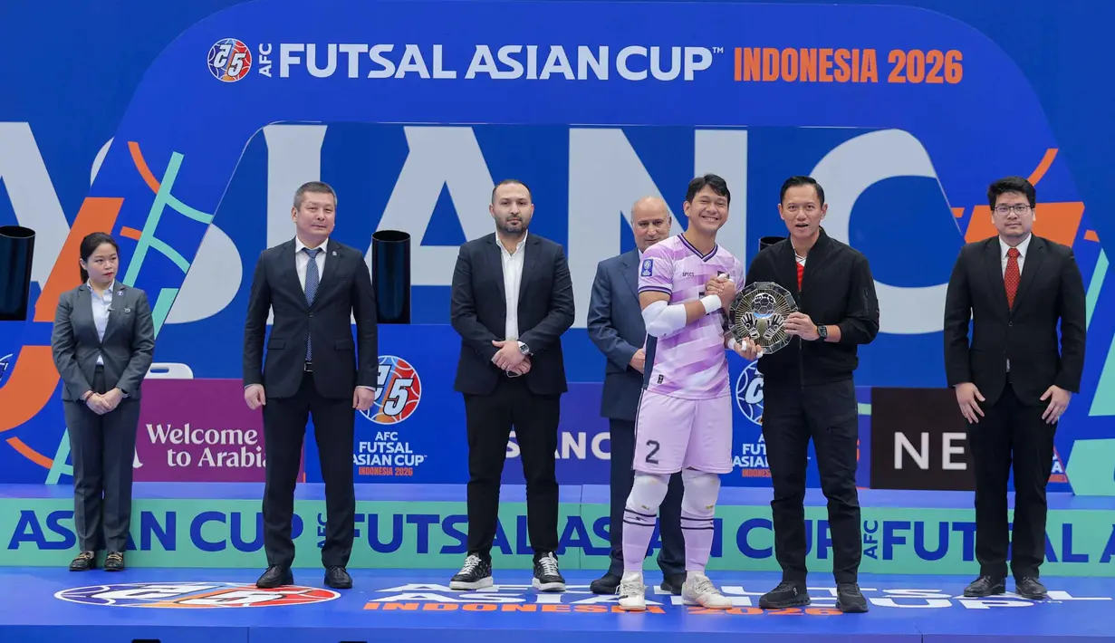 Pemain Timnas Futsal Indonesia, Ahmad Habiebie (kelima kiri) menerima penghargaan sebagai penjaga gawang terbaik usai laga final Piala Asia Futsal 2026 di Indonesia Arena, Kompleks Gelora Bung Karno, Senayan, Jakarta, Sabtu (7/2/2026). (Bola.com/Bagaskara Lazuardi)