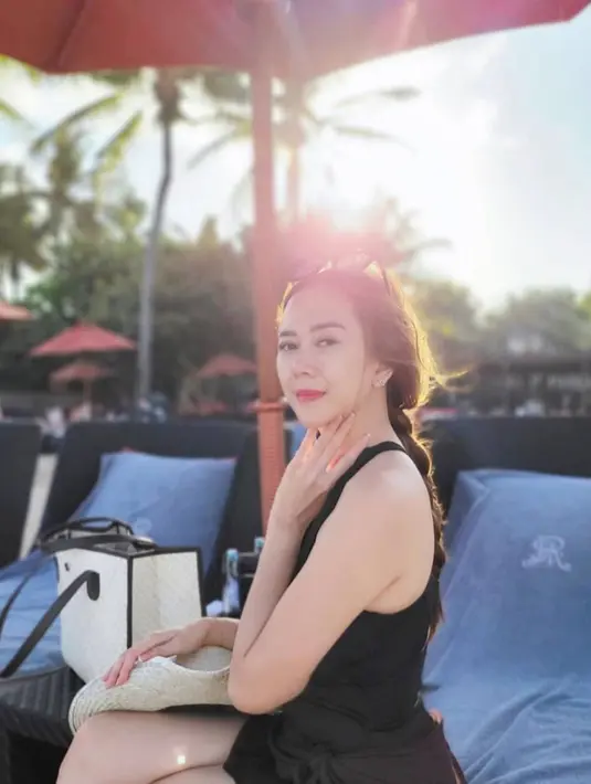 Fokus dalam mengasuh buah hati, dan mulai banyak memfilter pekerjaan yang ia terima di dunia hiburan. Aura Kasih banyak menghabiskan waktunya bersama Arabella. Selain itu ia diketahui memiliki beberapa bisnis lain selain menjadi seorang selebriti. (Liputan6.com/IG/@aurakasih)
