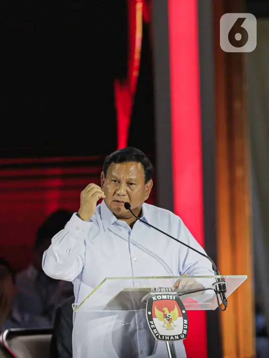 Capres nomor urut 02 Prabowo Subianto saat beradu gagasan dalam debat ketiga Capres Pemilu tahun 2024 di Istora Gelora Bung Karno, Jakarta, Minggu (7/1/2023). (Liputan6.com/Faizal Fanani)