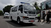 Iring-iringan dua mobil ambulans yang membawa jenazah Duo Bali Nine tiba di Rumah Duka Abadi, Jakarta, Rabu (29/4/2015). Jenazah terpidana mati Andrew Chan dan Myuran Sukuraman disemayamkan sebelum diterbangkan ke Australia. (Liputan6.com/Johan Tallo)
