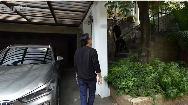 6 Potret Area Taman Rumah Syahnaz Sadiqah, Estetika Tropis ala Vila Bali