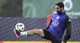 Gelandang Jerman Ilkay Gundogan mengikuti sesi latihan tim nasional (timnas) dalam persiapan untuk Euro 2024 di Spa & Golfresort Weimarer Land, Kamis (30/5/2024). (Federico Gambarini/dpa via AP)