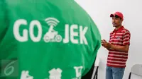 Anang Ma'ruf tampak ceria bakal kenakan jaket Go-Jek dan memulai profesi lain (Ahmad Zaini/Liputan6.com)