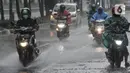 Pengendara menerobos hujan di Jalan Pramuka, Jakarta, Kamis (18/2/2021). Badan Meteorologi Klimatologi dan Geofisika (BMKG) mengimbau pengguna jalan agar berhati-hati saat berkendara karena hujan disertai angin kencang diprediksi terus berlanjut hingga akhir Februari. (merdeka.com/Iqbal S Nugroho)