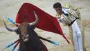 Seorang matador mengecoh serangan banteng di Festival San Fermin, Pamplona, Spanyol, Selasa (7/7/2015). Aksi pertarungan antara Matador dengan banteng menjadi salah satu aksi yang ditunggu di Festival ini. (Reuters/Vincent West)