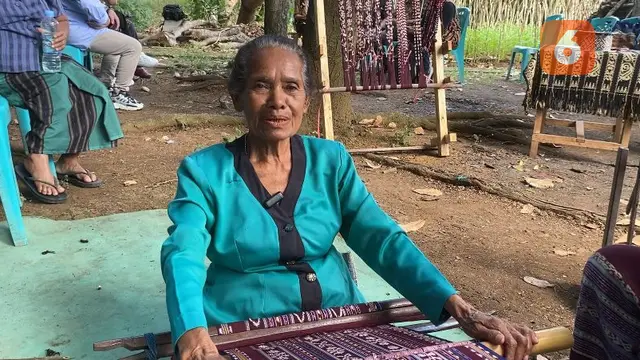 Mama Maria belajar mandiri dengan menenun dan menjual hasil karyanya untuk bertahan dan tak bergantung pada pihak lain (Liputan6.com/Teddy Tri Setio Berty).