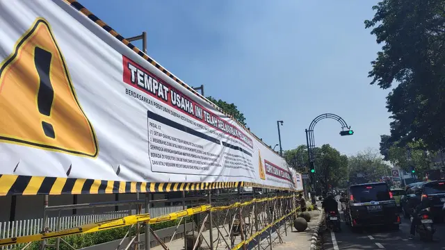 Pemerintah Kota Bandung menyegel videotron imbas penebangan 10 pohon. (merdeka.com/Azzura Galexia).