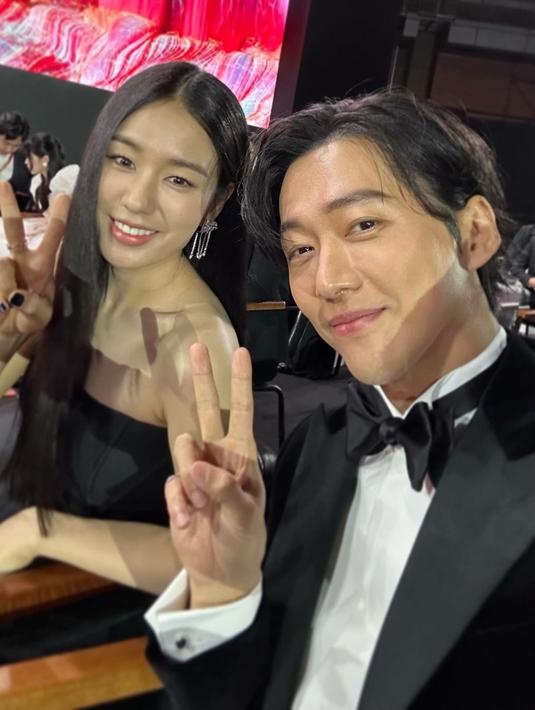 Penggemar My Dearest tentu sangat senang melihat kebersamaan Namgoong Min dengan Ahn Eun Jin. Sudah lama mereka tidak tampil dalam sati frame yang sama. (Foto: Instagram/ min_namkoong)