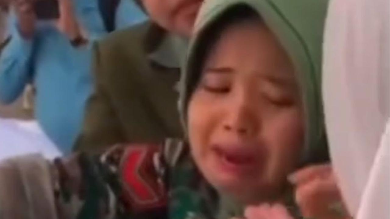 Momen Haru Persemayaman Kopda Hendrianto Korban Gugur Diserang KKB, Tangis Istri Pecah Sembari Peluki Peti Jenazah