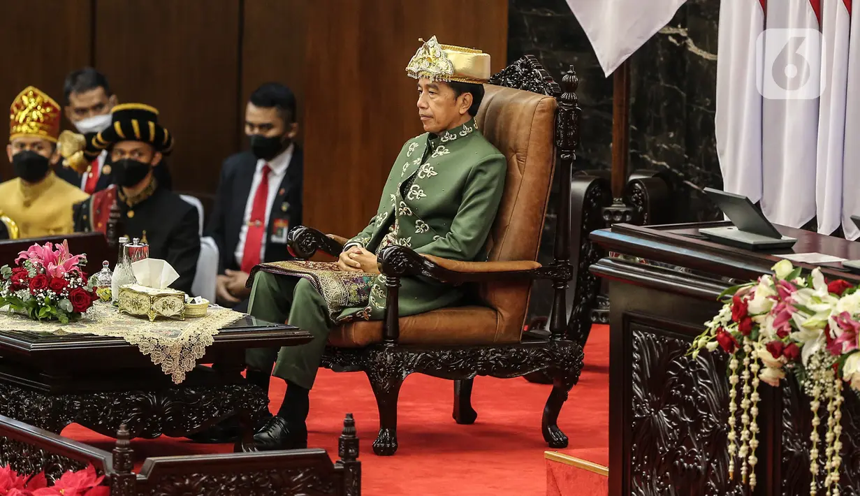 <p>Presiden Joko Widodo mengenakan pakaian adat Baju Paksian asal Provinsi Bangka Belitung saat menghadiri Sidang Tahunan MPR dan Sidang Bersama DPR - DPD Tahun 2022 di Gedung Nusantara, Kompleks Parlemen, Senayan, Jakarta, Selasa (16/8/2022). Jokowi menyampaikan pidato kenegaraan dalam sidang tahunan MPR RI dan sidang bersama DPR RI dan DPD RI Tahun 2022. (Liputan6.com/Johan Tallo)</p>
