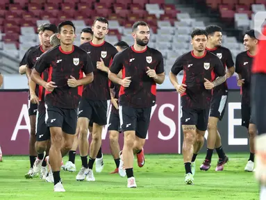 Pemain Timnas Indonesia melakukan pemanasan jelang sesi latihan resmi di Stadion Utama Gelora Bung Karno, Senayan, Jakarta, Senin (24/3/2025). (Liputan6.com/Angga Yuniar)