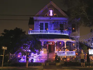 Para pejalan kaki mengamati "Rumah Hantu" (Ghost Manor) di New Orleans, Louisiana, Amerika Serikat (AS), pada 26 Oktober 2020. Untuk menyambut perayaan Halloween, sebuah rumah khusus di New Orleans disulap menjadi rumah hantu oleh pemiliknya. (Xinhua/Lan Wei)