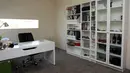 Ini adalah ruangan kerja dari Teuku Zacky. Ruang kerja ini didesain minimalis dan didominasi dengan warna putih. (Andy Masela/Bintang.com)