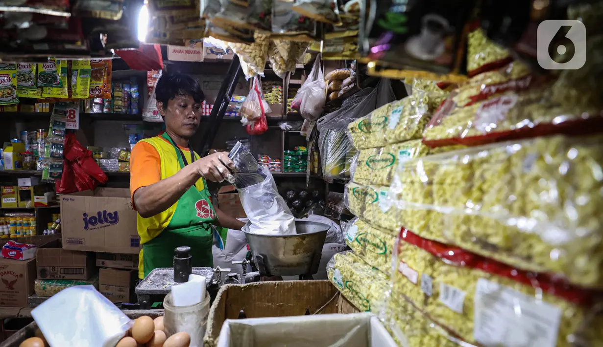 Harga bahan pangan seperti bawang merah, cabai, bawang putih, ayam, beras dan telur di sejumlah pasar masih stabil. (Liputan6.com/Angga Yuniar)