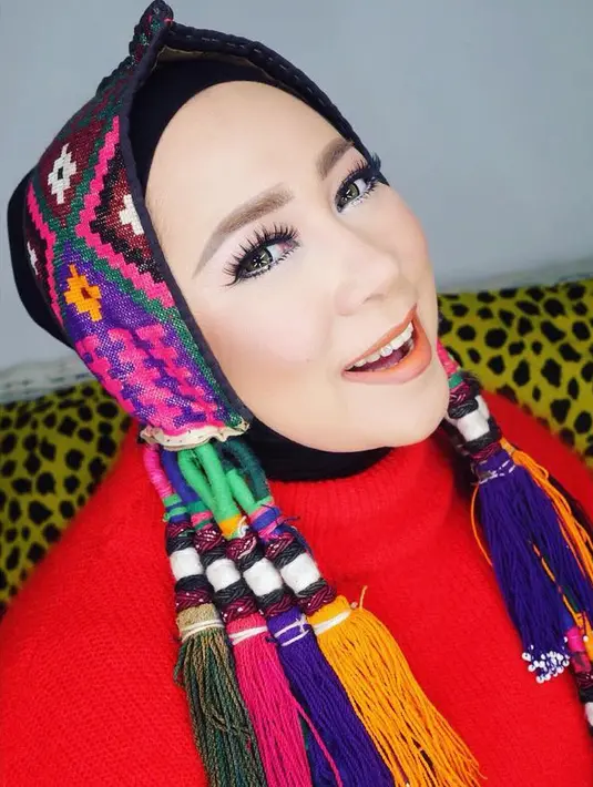 Sosok yang dianggap ibu oleh anak-anak BBB ini memang selalu menggemaskan dengan gaya warna-warninya. Seperti kali ini Melly hadir dengan hiasan kepala berumbai yang berwarna-warni. (Instagram/melly_goeslaw)