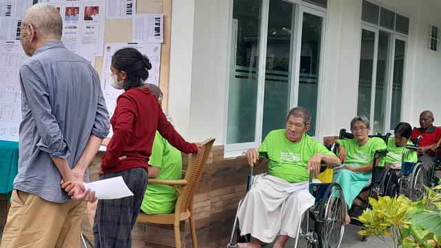 Antrean oma opa menunggu untuk mencoblos di Pemilu 2024.