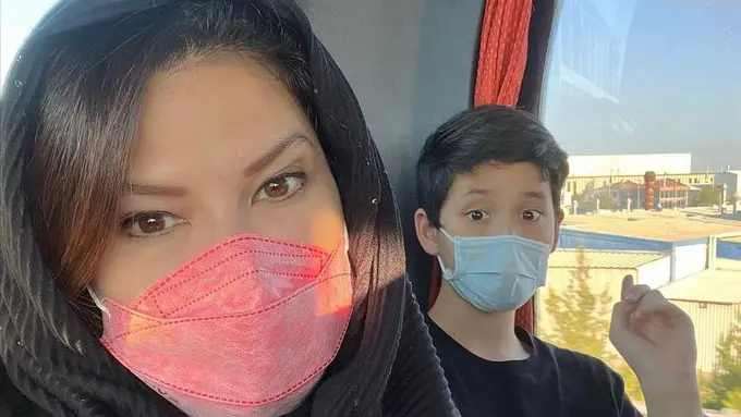 8 Potret Menawan Tamara Bleszynski Pakai Kerudung saat Liburan di Turkiye