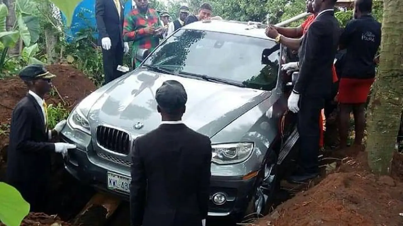 Seorang Anak Kuburkan Jasad Ayahnya Bersama Mobil Mewah Rp 1,2 Miliar