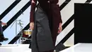 Model berpose membawakan busana koleksi Danjyo Hiyoji saat penutup Fashion Nation Tenth Edition (FNX) di Senayan City, Jakarta, Sabtu (23/4). Koleksi Danjyo Hiyoji kali ini berhasil memberikan kombinasi warna yang unik. (Liputan6.com/Angga Yuniar)