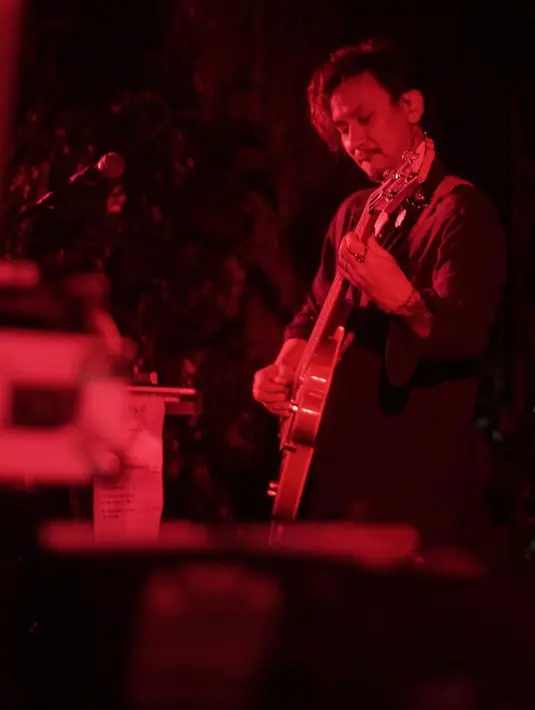 <p>Tanpa menunggu lama, unggahan Vincent Rompies di akun Instagram-nya langsung ramai diserbu penggemar. Mereka akui seakan terbius melihat aksi-aksi Vincent di atas panggung sambil memainkan alat musik. (Instagram/vincentrompies)</p>