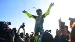 Setelah mengaspal di ajang Grand Prix selama 26 tahun, Valentino Rossi akhirnya mengucapkan selamat tinggal kepada olahraga yang sangat dicintainya, belahan jiwanya. Dia memutuskan pensiun di usia 42 tahun. (AFP/Jose Jordan)