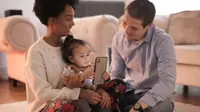 Ilustrasi orang tua mendampingi bayinya bermain ponsel. (Sumber foto:Pexels.com)
