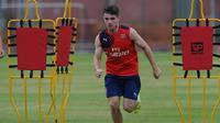 Gelandang serang Arsenal U-21, Dan Crowley saat melahap menu latihan, beberapa waktu lalu. Musim depan pemain berusia 18 tahun ini bakal naik kasta, bergabung bareng tim senior yang berlaga di Premier League.  (Metro.co.uk)