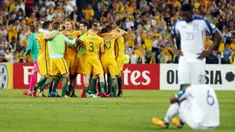 Para pemain Australia merayakan kemenangan atas Honduras pada laga leg kedua babak play-off Piala Dunia 2018 di Stadion ANZ, Sydney, Rabu (15/11/2017). Australia menang 3-1 atas Honduras. (AP/Daniel Munoz)