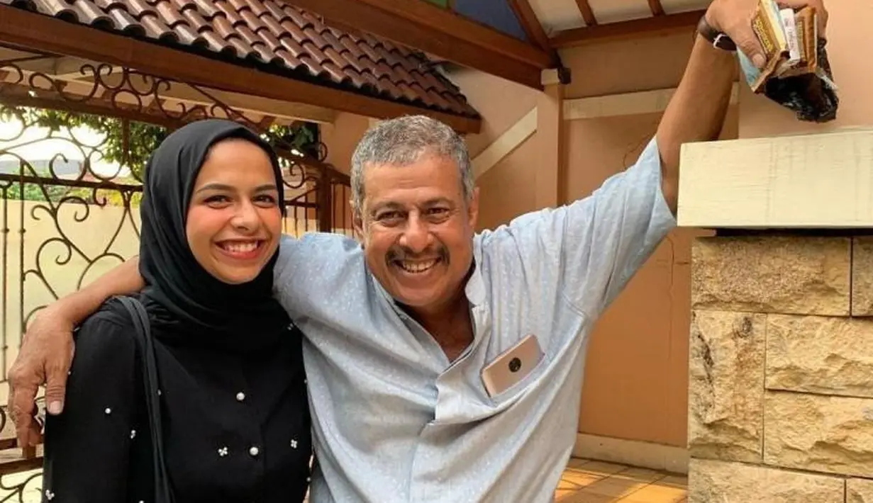 Pak Muh selalu terlihat lembut saat berinteraksi dengan Dilla yang kini jadi beauty influencer. [Instagram @dillaljaidi]