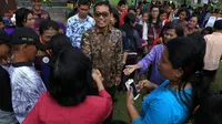 JR Saragih menyapa pendukungnya (Liputan6.com/Reza Efendi)